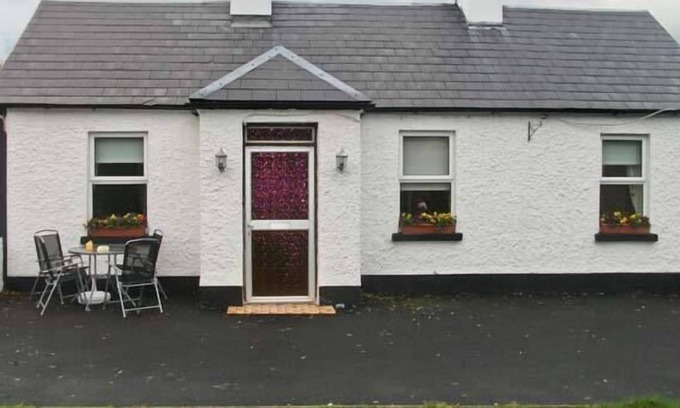 Killimor Cottage | HAZEL COTTAGE, pet friendly in Killimor, County Galway
