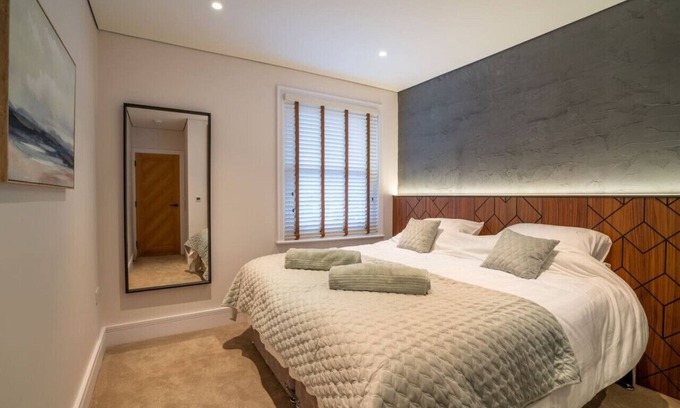 Crawley Apartment | Hazelwick Apartment Is a wonderful 2 bedroom Apartment