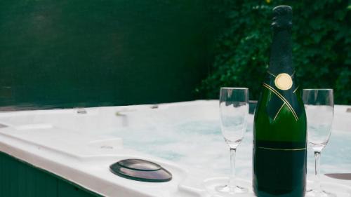 Stewart Town House | Healing 3-Bed Retreat - Sleeps 3 Hot Tub & Pool