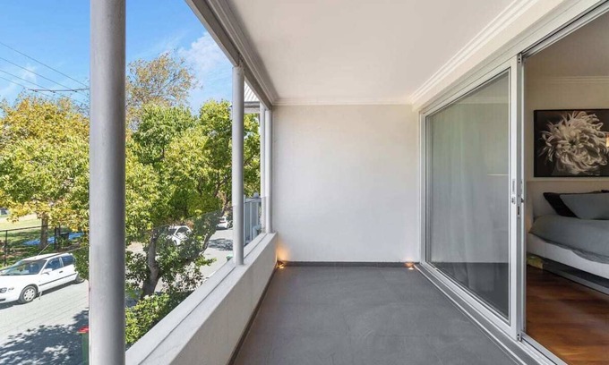 Fremantle House | Heart of Freo Stylish Space with Private Yard in Cul de Sac