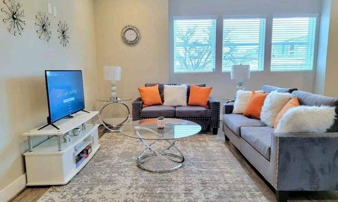 Riverside Terrace House | Heart of HTX | Downtown Stay