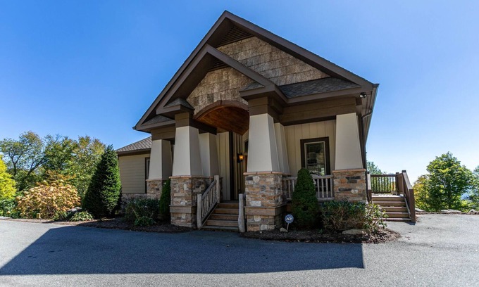 Sugar Mountain House | Heart Rock Lodge Elevation above 5200, Views, Trails, Hot Tub