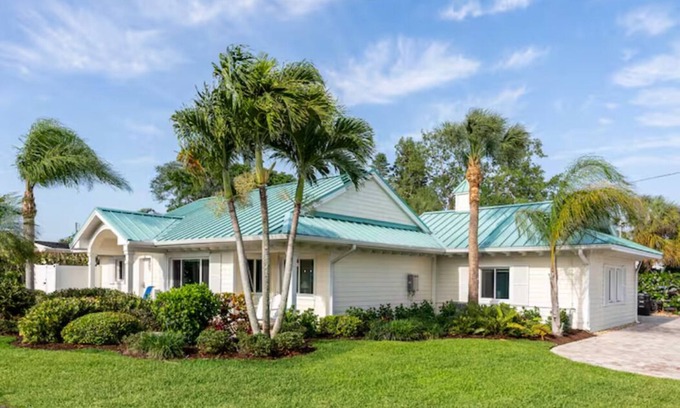 Bay Esplanade House | Heated Pool, 3 blocks to beach, family friendly, quiet neighborhood, gas grill