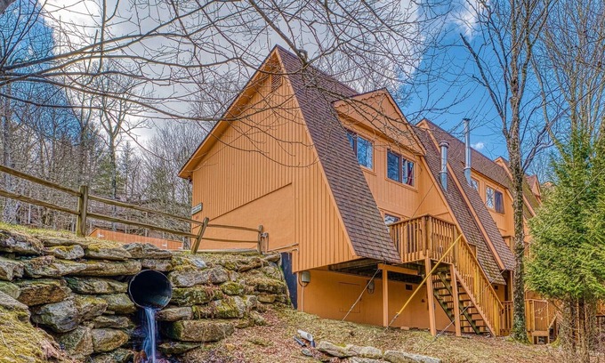 Beech Mountain House | Heated POOL & HOTTUB-Playground-Fire Pit-Game Room-Deer!