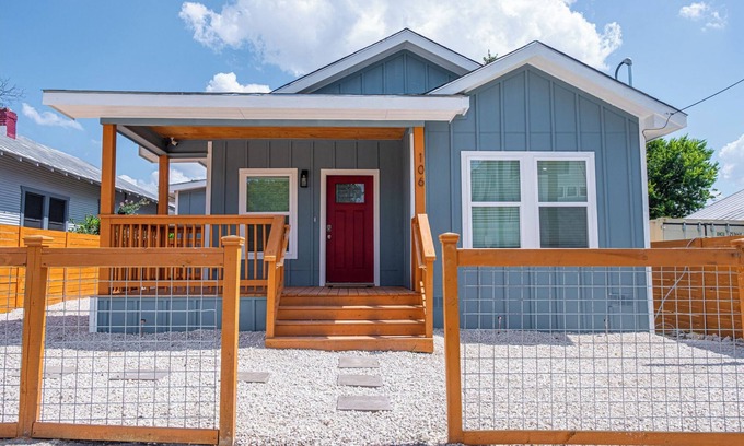 Near East Side House | Heaven-sent Convenient 4BR/3BA Near Downtown