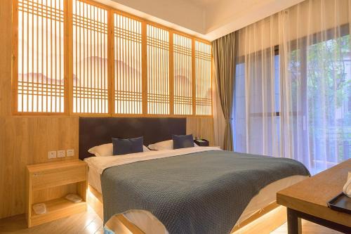 Emeishan House | Heinemann Hotel courtyard or terrace king room B208 with a jacuzzi and a local