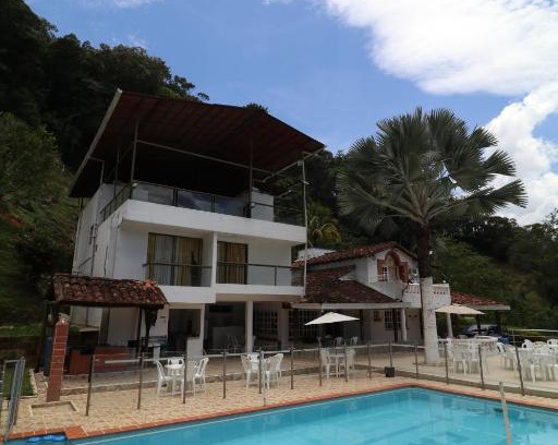 Gomez Plata House | Hermosa Casa de Campo en medio de la naturaleza con Rio privado en Colombia