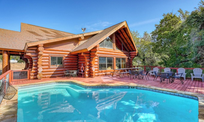 Burnet Cabin | Heroes Hideaway: Relaxation Awaits by the Lake!
