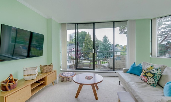 James Bay Condo | Heron's Nest-Bright and Airy Suite with Study, steps away from Downtown Victoria by Victoria Prime!