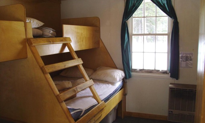Bow Lake Hostel | HI Mosquito Creek - Wilderness Hostel