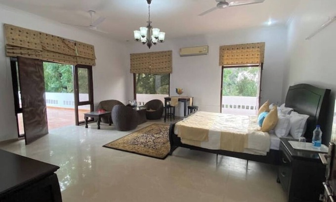 Gurugram Villa | Hi5 Stays DAY USE Farm/BIG Pool/Pool Party