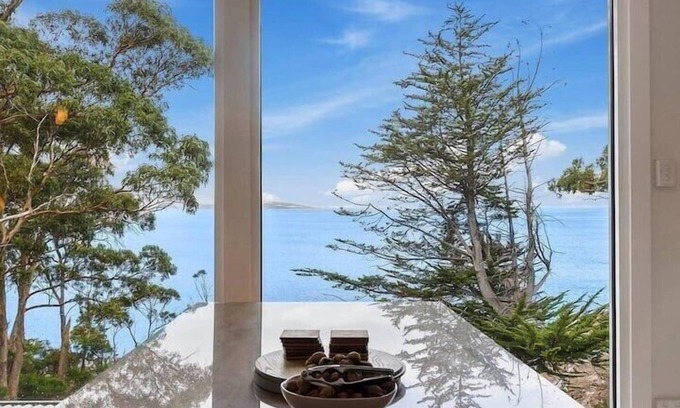 Blackmans Bay House | Hidden Bay Retreat 15 Min to Hobart, 5 Bed 3 Bath.