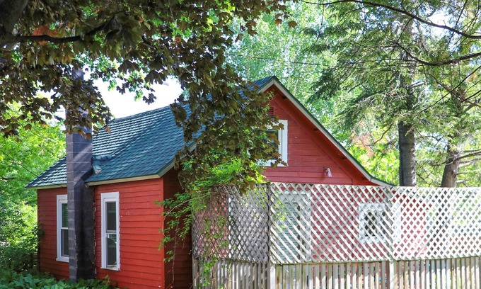Bayfield Cottage | Hidden Cottage downtown Bayfield, Walk to Everything!!! 1/2 block from Lake.
