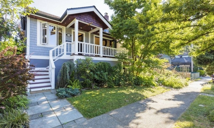 Kensington-Cedar Cottage House | Hidden Gem l Centrally Located l Beautiful Home