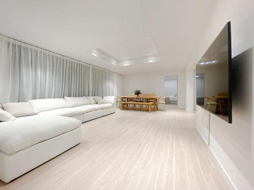 Seogyo-dong Apartment | High End Hongdae House