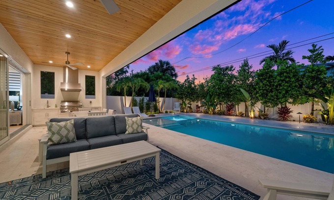 Naples Park House | High End Naples Home! Mins to Beach~ Private Pool