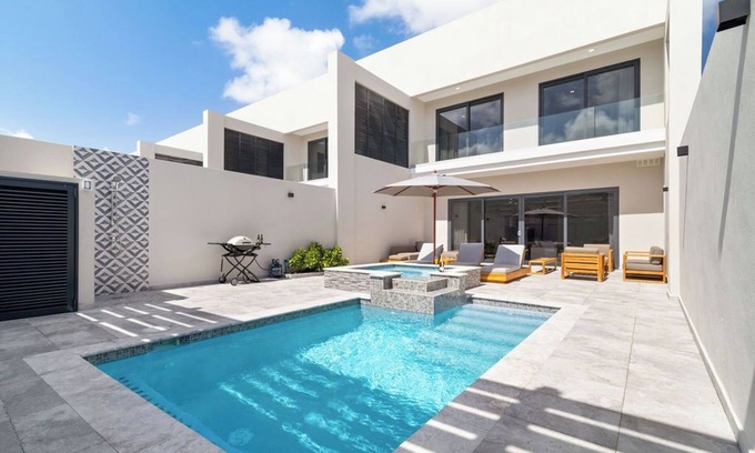 Malmok Villa | High-End Villa ~ Walk to Beach ~ Pool ~ Ocean View