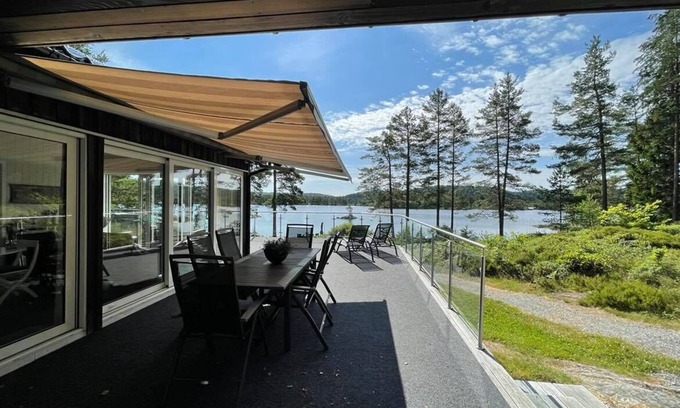 Vegarshei Cottage | High standard, quiet and calm, family-friendly right on the water, sunny