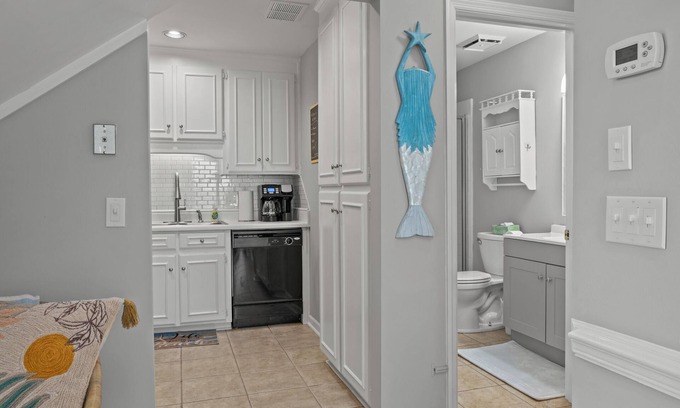 Summer Breeze House | High Tide Haven: 5-min Walk to Beach! 71C