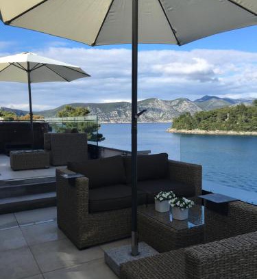 Racisce Apartment | High View-A Seaside Villa With Huge Jacuzzi