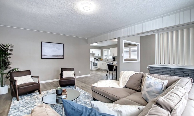 Northeast Edmonton House | Highlands Beautiful Main Floor