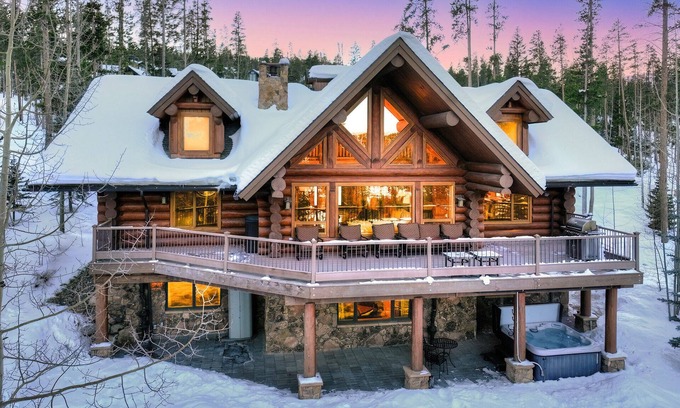 The Highlands House | Highlands Treehouse with Shuffleboard & Private Hot Tub! Golf Course and Mountain Views!