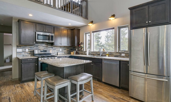 Grand Lake Cottage | Hike + Ski: Grand Lake Cabin w/Mtn-view Deck