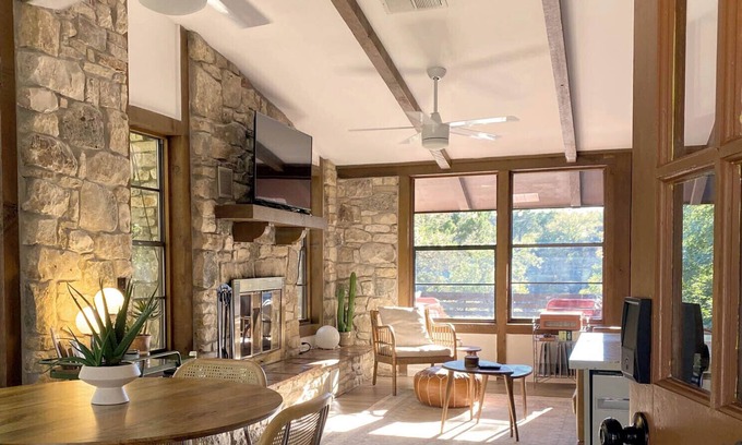 Wimberley Cabin | Hill Country views/hot tub/pet friendly - 15 minutes to Wimberley Square!