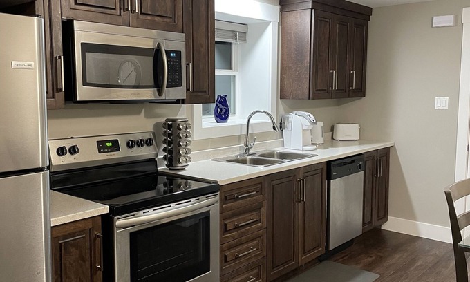 Torbay Apartment | Hill Side Suites - Beautiful bright Apt 10 mins from airport!