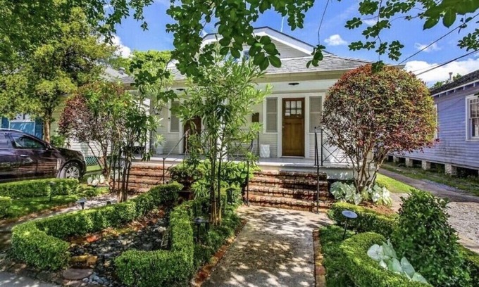 Central Carrollton Association House | "Hillary Gardens" Hip Uptown/University Area Owner on Premises