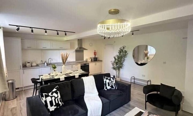 Offerton Apartment | Hillgate Loft | Sleeps 6 | 3 Bathrooms