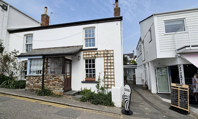 Portscatho Cottage | Hillside Cottage - a cottage that sleeps 5 guests in 2 bedrooms