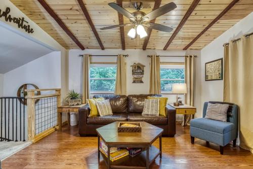 Gatlinburg House | "Hillside Cottage" is minutes to town and to Rocky Top SportsSerene Nature SettingGrillSleeps 6