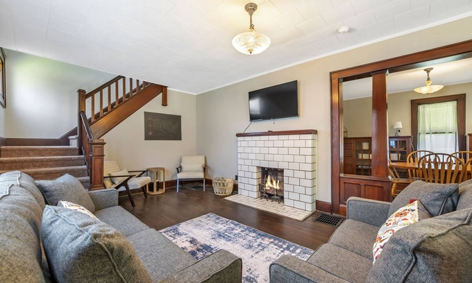 Logan House | Hillside Escape.your home away from home!