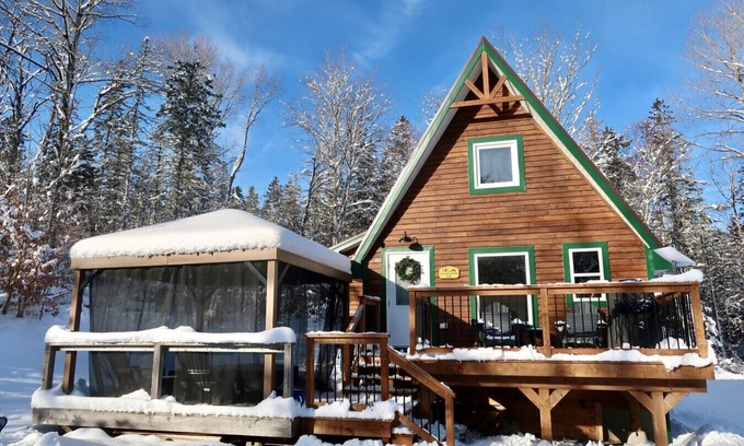 Waterford Cabin | Hillside Haven 1 Bedroom with Hot Tub