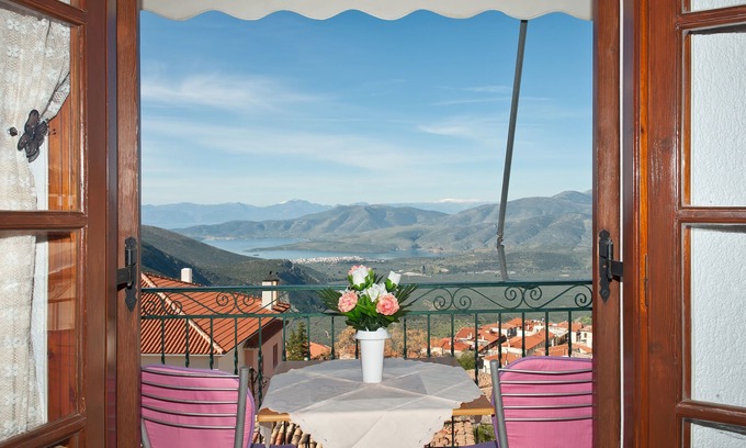 Delfoi House | Hilltop Penthouse Condo with Breath-Taking Oracle Views!