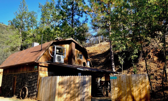 Midpines Cottage | Hippie Barn Studio in upper floor near Highway 140 towards Yosemite