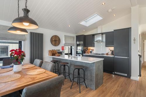 Penally House | Hiraeth - Luxury Lodge with Hot Tub, Close to Beach