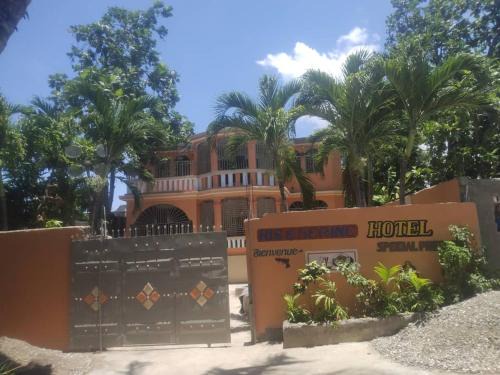 Nord-Ouest Department Bed & Breakfast | HIS and HER Hotel Bar Restro