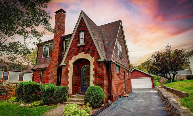 Decatur House | Historic 3 BR Home w/Game Room Near Millikin Univ.