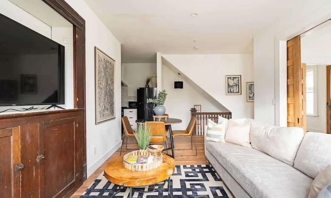 Uptown Apartment | Historic 6BR Walk to NW Shops Sleeps 12