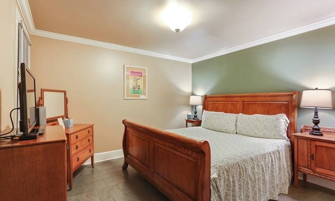 French Quarter Hotel | Historic Balcony King Suite at Grenoble House – Walk to Music, Dining, Culture