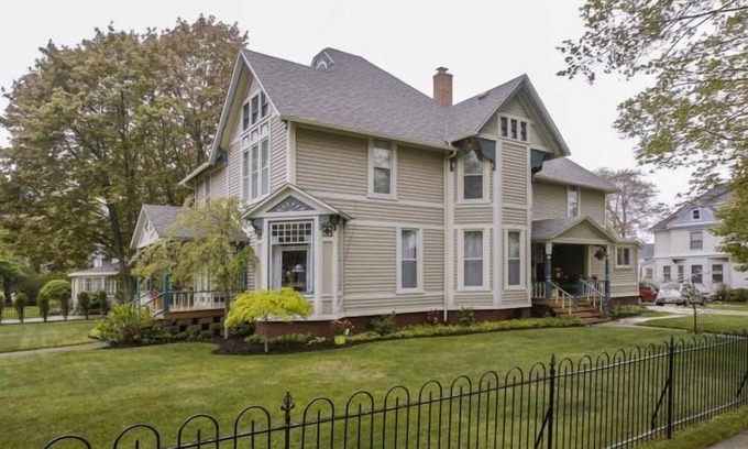 South Haven House | Historic Beach House 2 Blocks to Beach/Downtown w/Pool, Firepit, 7 BRs