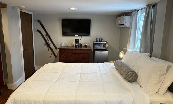 Chester Depot Bed & Breakfast | Historic Chester Inn! Circa, 1870 - right on Main Street & 20 minutes to Okemo!
