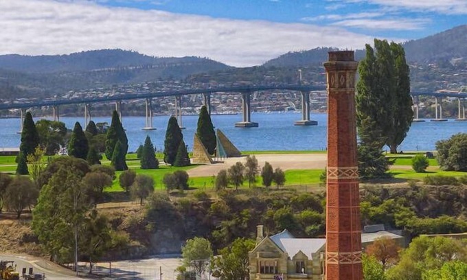 Sullivan's Cove Apartment | Historic gasworks apartment unit 8