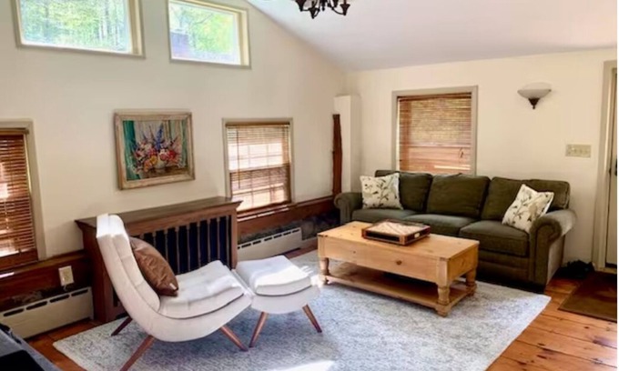 South Salem House | Historic Hideaway with Lake Access!