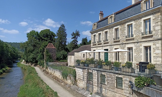 Montbard House | Historic house of character overlooking the river