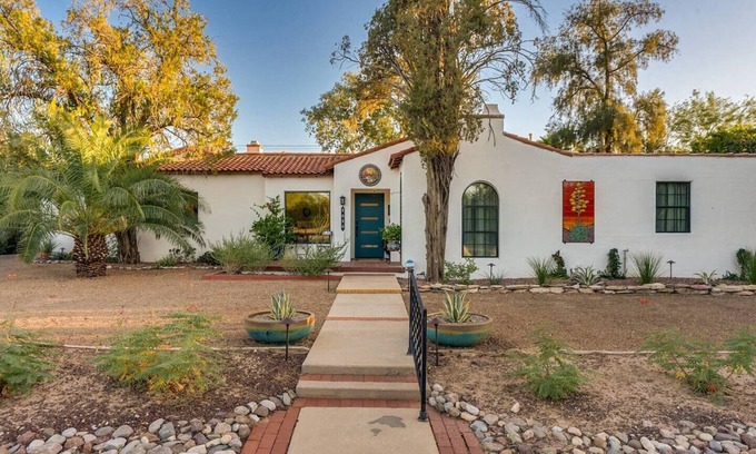 Sam Hughes House | Historic Luxe Retreat | Pool,Spa + 6 En-Suite Beds