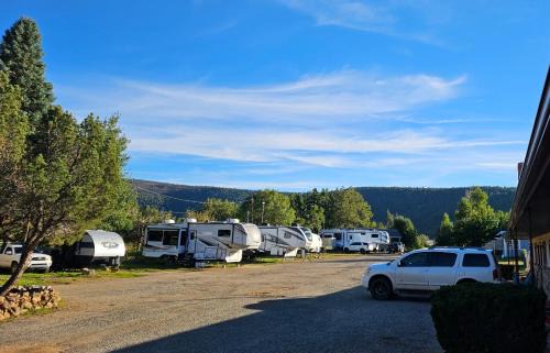 Cleveland Hostel | Historic Mora Inn & RV Park