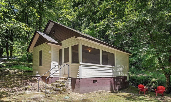 Gatlinburg - Pigeon Forge Cottage | Historic Park Cottage #4 Let’s Go Back In Time